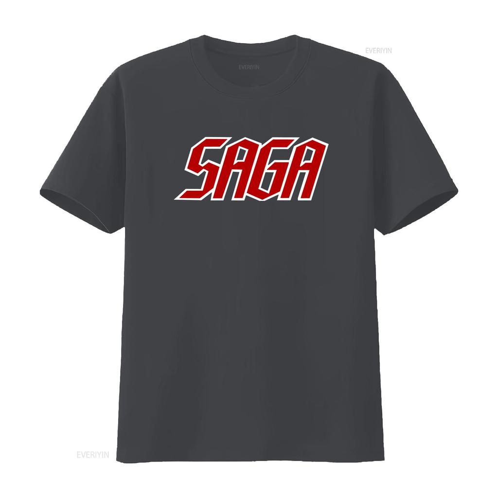 Saga Band Logo Schwarzes T-Shirt Alle Größen Verfügbar Kräftiges Rot-Weißes Design für Musikfans Bequemes Baumwollgewebe Perfekt