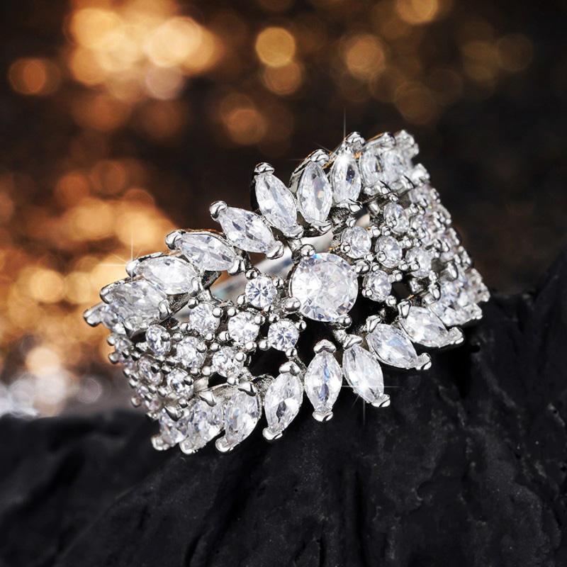 Huitan Fashion Women Rings Luxury Paved Sparkling Cubic Zirconia Zinc Alloy Color Crystal Rings Modern Bridal Wedding Trendy Zircon