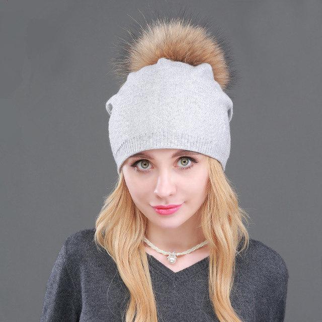 Herbst- & Winter Damen Strickmütze aus Wolle mit Waschbärfell-Bommel - Stilvoll, warm, Pullover-Design.