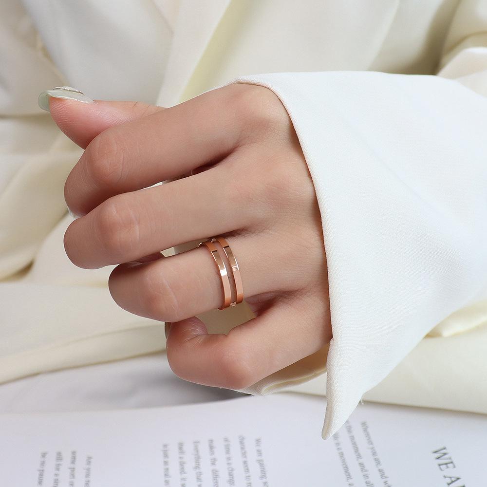 

Елегантна багатошарова європейсько-американська каблучка з титанової сталі з поліруванням золотом 18 карат на вказівний палець для жінок