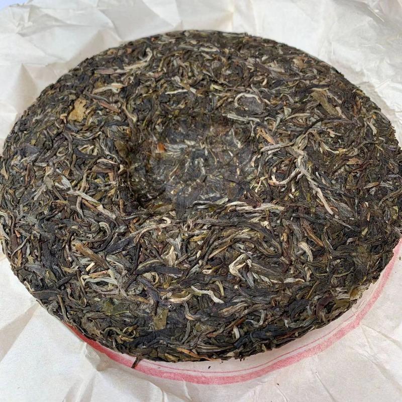 357g Yunnan Yiwu Aged Ancient Tree Raw Pu'er Tea Cake