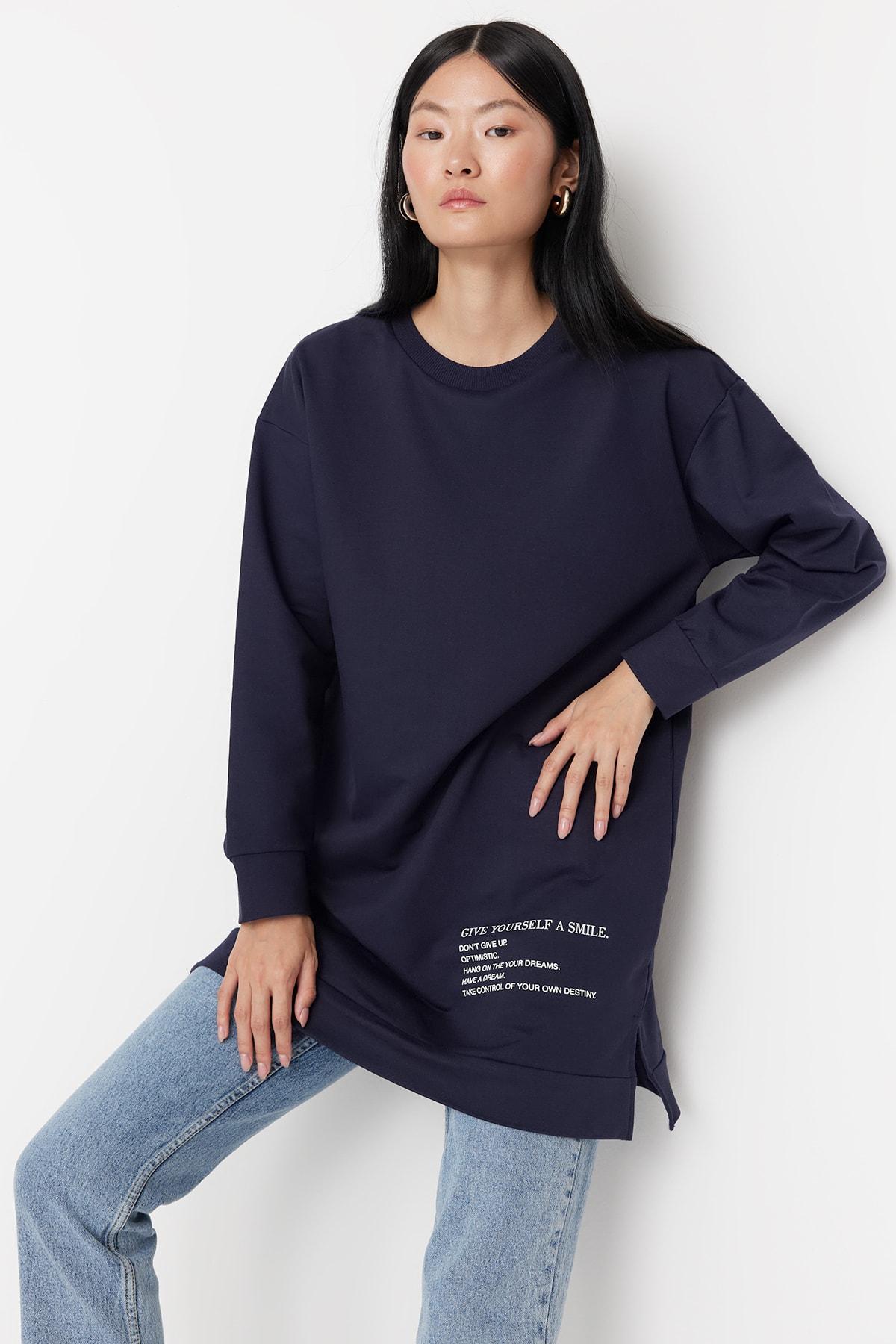 

Темно-синий вязаный свитшот с буквами TCTAW23TW00214