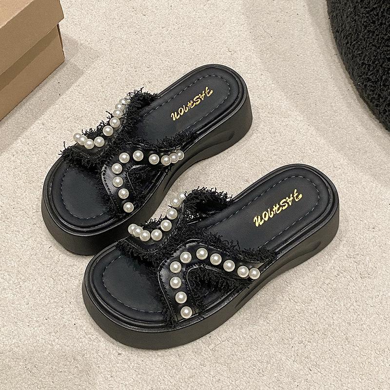 Pearl Slippers Women's Wear 2025 Spring and Summer New Flat Bottom Fashion Korean Version Versatile Internet Celebrity Word Sandals Tide