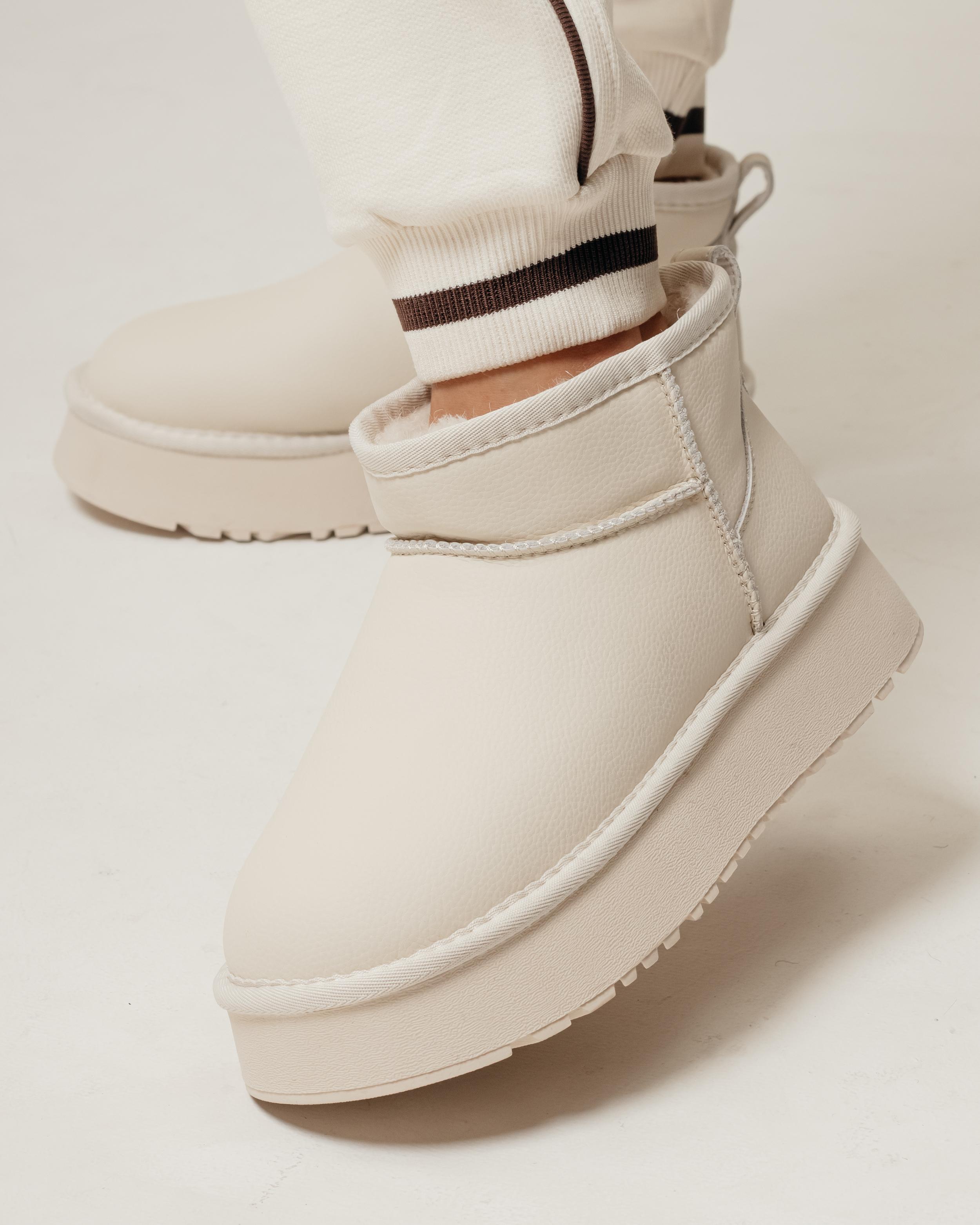 

Уггі короткі Prima d Arte 228520 36 молочна шкіра 38 теплим білим кольором