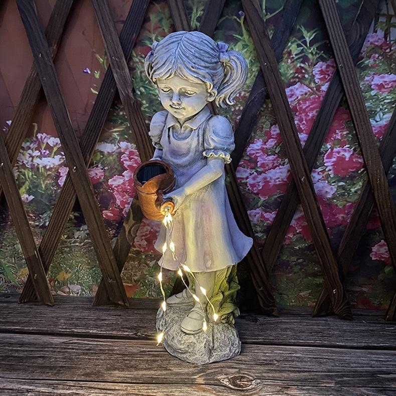 Energieeffiziente Solarbetriebene Harz-Gartenstatue mit LED-Licht, zeigend ein künstlerisches Mädchen mit Kanne, für den Außenbereich