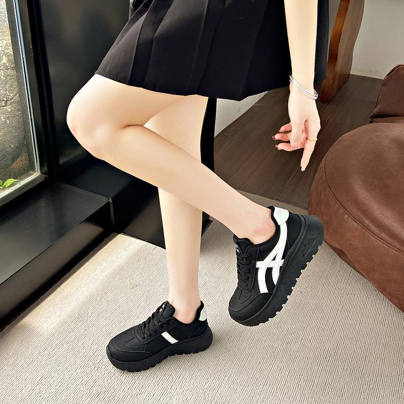 Atmungsaktive koreanische Version von Sommerschuhen mit dicker Sohle für Damen, kleine weiße Schuhe, erhöhende Sportschuhe für Damen, vielseitige neue lässige Dad-Schuhe f