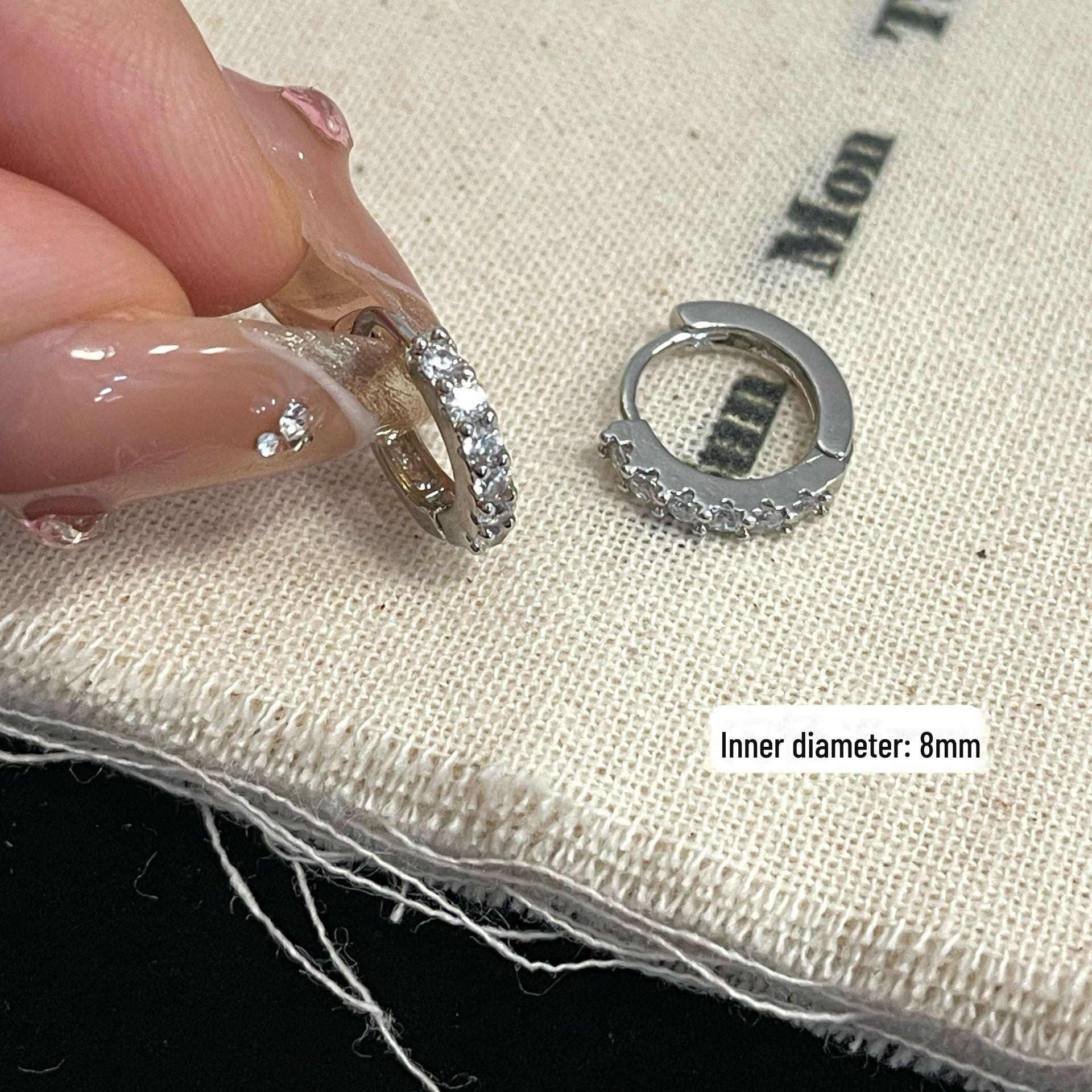 

Элегантные серьги с микроинкрустацией цирконием: Уникальный, универсальный дизайн для женщин