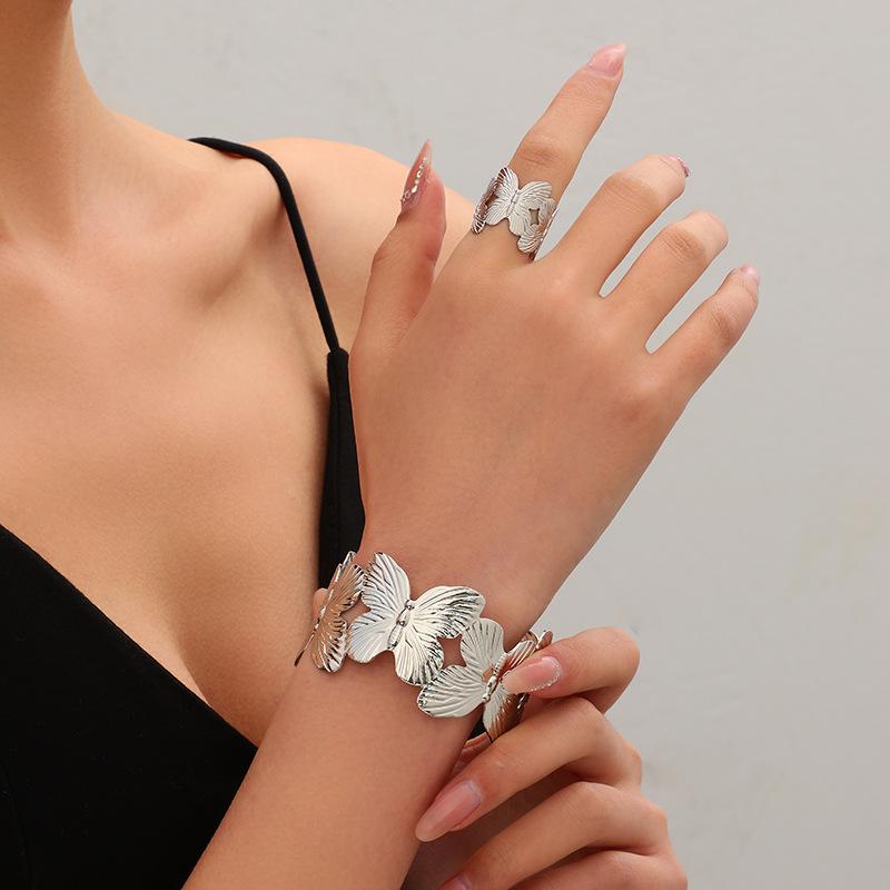 

Модный браслет-манжета с тиснением металлической текстуры бабочки, элегантный, простой, нишевый дизайн, ювелирный подарок