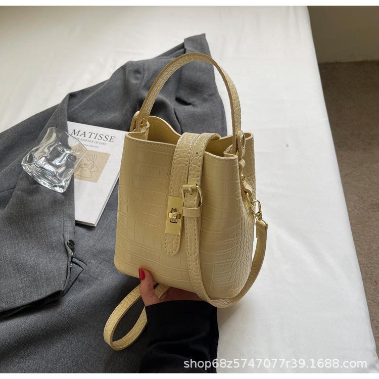 

French retro niche bag women s 2025 new versatile trendy commuter bucket bag fashionable shoulder crossbody bag