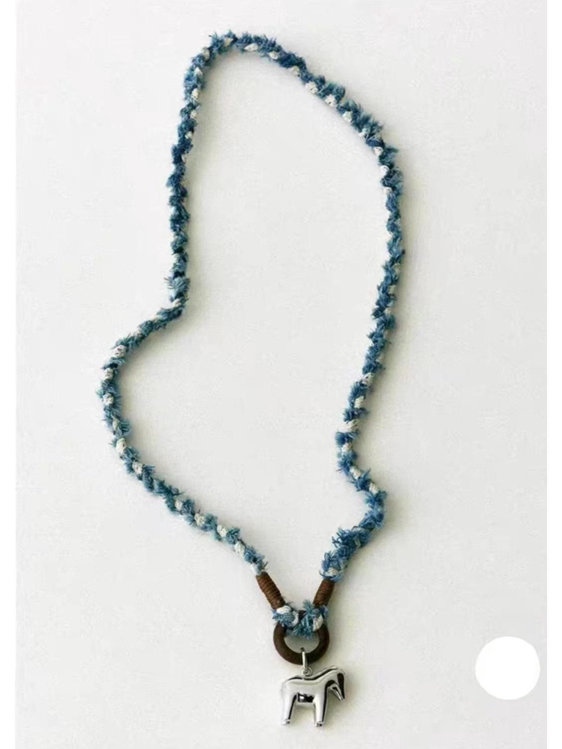 

Ожерелье «Лошадка-качалка П»: Винтажный тканый кулон с портретом маленькой лошадки на цепочке для свитера.
