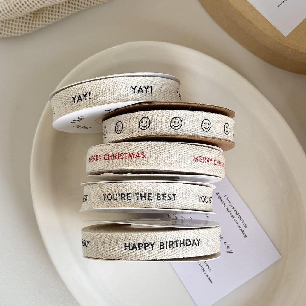 1,5 cm Fiskbensbomullsband med Födelsedagsbokstav & Smiley-ansiktsdesign - Ren Blekt Naturvit Bomullsväv