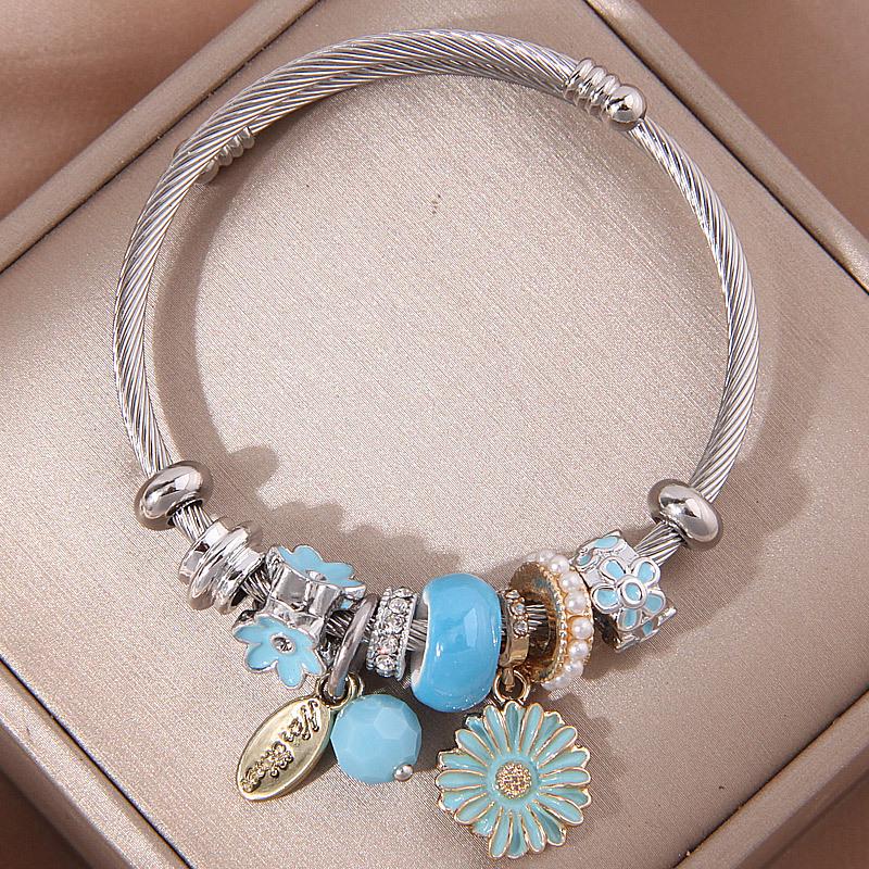 Stylish Daisy Pendant Bracelet: Multi-Element, Simple, and Personal светло-синий