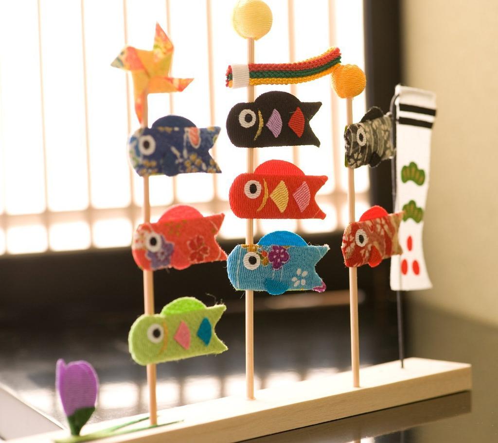 Ryukodo Satsuki Doll Three Standing Carp Streamers Width 21cm X Depth 3cm X Height 15.5cm