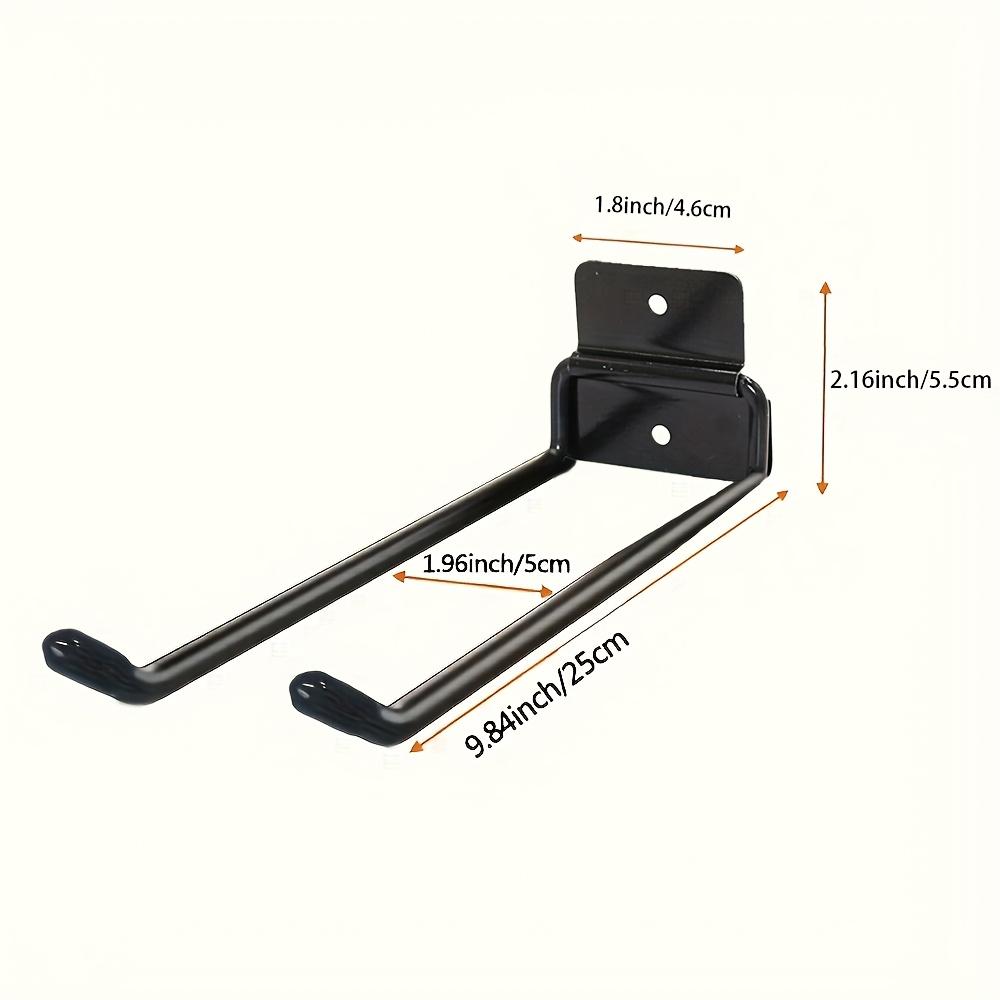 Wandmontierte Haken zur Aufbewahrung von Gartengeräten, einschließlich Aufhängern für Schaufeln und Rechen, entwickelt zur Organisation von Hofwerkzeugen.