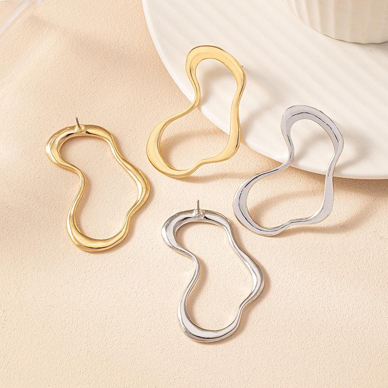 Trendy Heart-Shaped Irregular Line Earrings: Stylish, Simple, Cold-Style Accessory for Women, Ideal for Daily Wear and Parties.