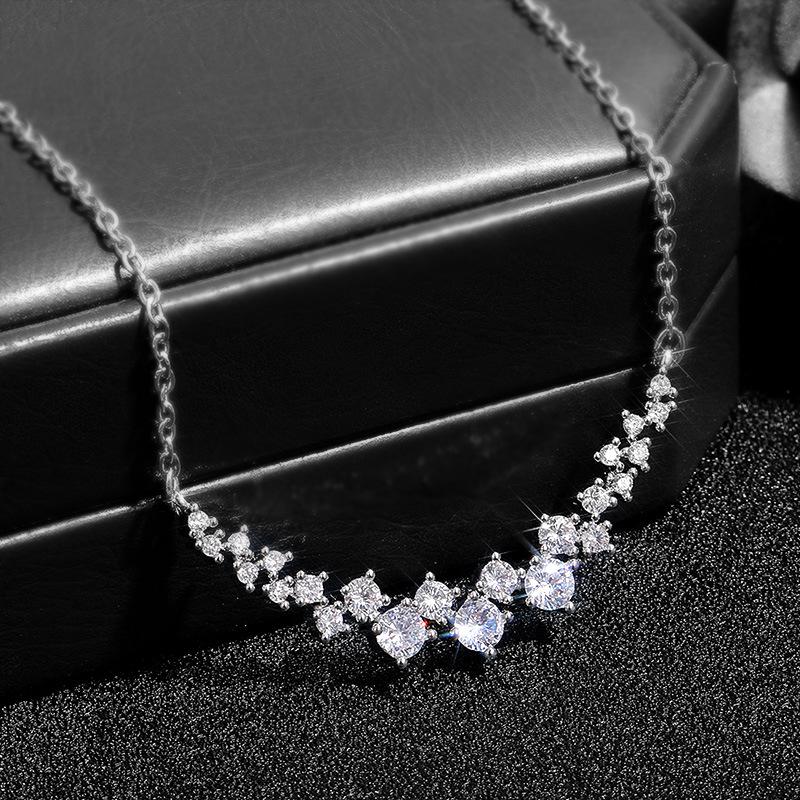 Ladies' Pendant Necklace, Inlaid with Gradient Transparent Cubic Zirconia, Minimalist Curved Design, Exquisite Daily Necklace, Birthday Gift