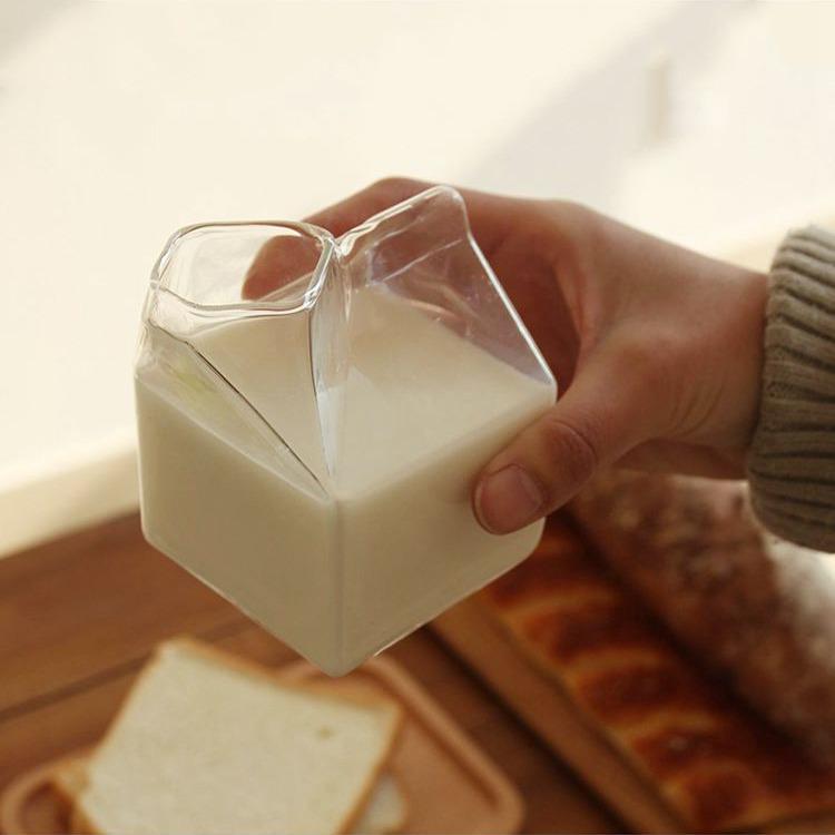 

High-Temperature Resistant Borosilicate Glass Milk Juice Cup, Microwaveable and Square Design. Foam Packaging