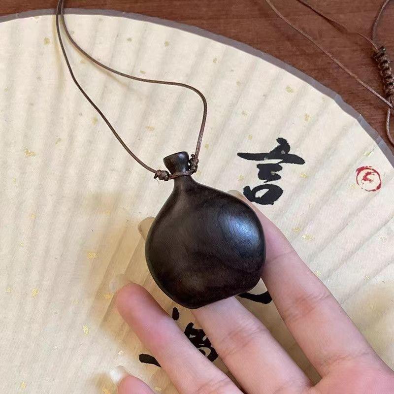 Wood chips irregular round square pendant necklace retro ethnic style collarbone chain design sense sweater chain women