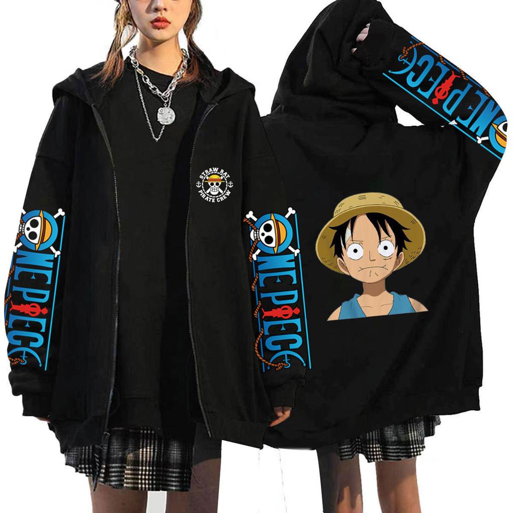 One Piece Luffy Reißverschluss Hoodie Vorderseite Strohhut Logo mit One Piece Ärmeldrucken Rückseite Luffy Großer Hut Ernst Entschlossenes Gesicht Übergroß Anime Fan Reißverschluss