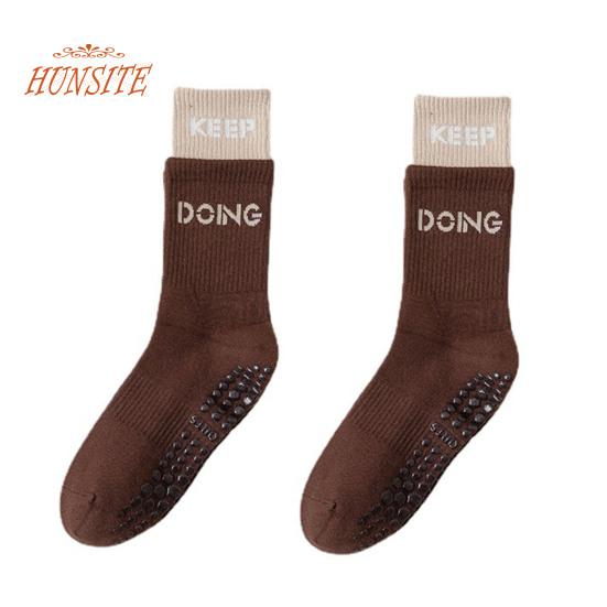 

1 пара женских спортивных носков с противоскользящей нижней частью и силиконовыми частицами контрастного цвета, впитывающие пот, с буквенным принтом, высокоэластичные беговые высокие носки для бега кофейный