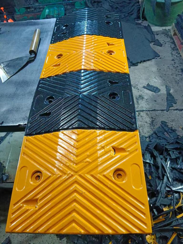 Rubber Speed Bump Curb Ramp Mat for Road, Parking, and Doorway Use
