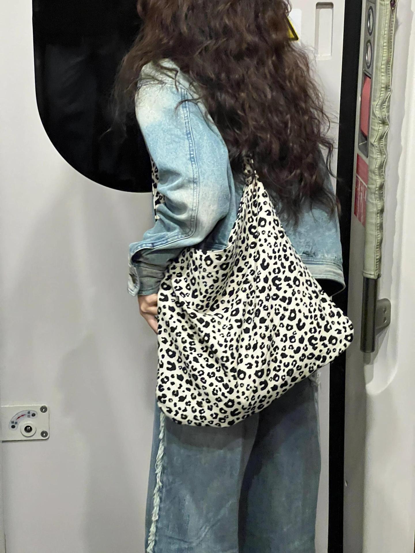Niche Leopard Print Canvas Bag Large Capacity Commuter Versatile Tote Bag Fashion Fashion Shoulder Bag