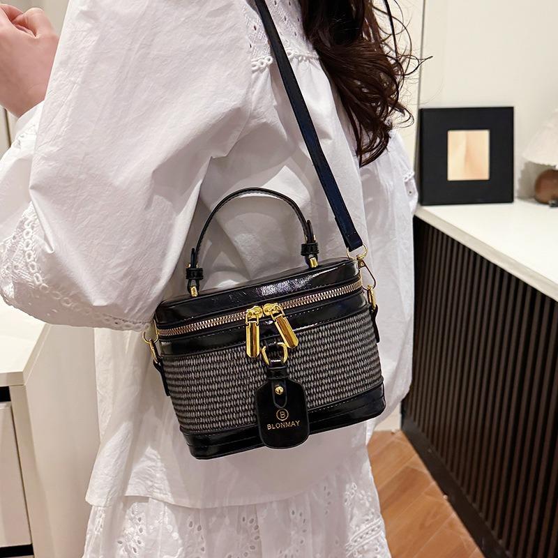 High-end niche design bag women's spring and summer new fashion messenger bag women's portable box bag