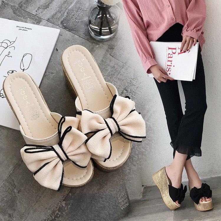 Slippers women's summer non-slip 2025 new ultra-fashionable thick-soled outer wear beach outdoor one-word flower Korean version of high heels