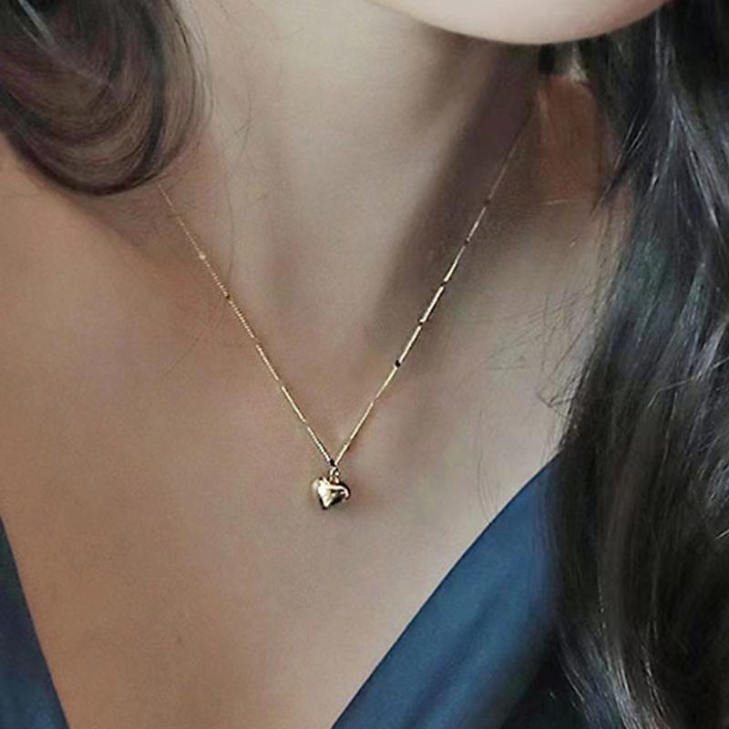 Elegant Peach Heart Necklace for Women - 2024 New Arrival, Light Luxury Clavicle Chain with Niche Design.
