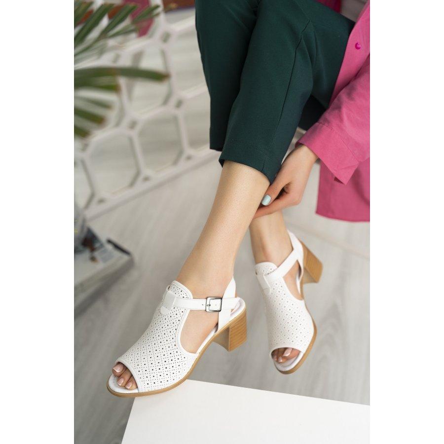 

Женские летние босоножки на среднем каблуке