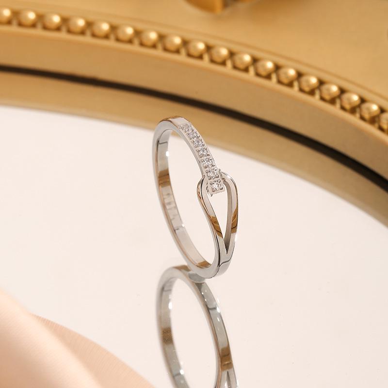 

Elegant Water Drop Rhinestone Ring for Women - Versatile Claw Setting Design Size 6