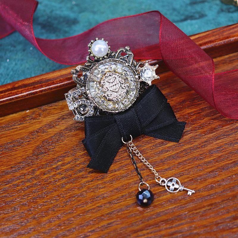 

Вінтажна британська барокова брошка з китицями для жінок