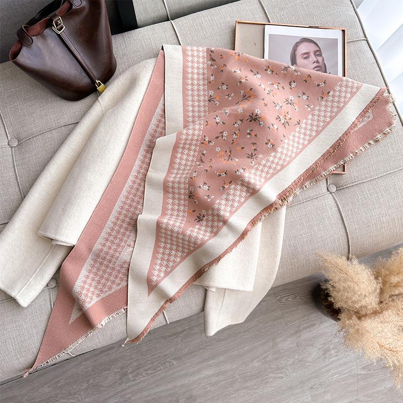 

Осенне-зимний треугольный шарф, цветочный узор «гусиная лапка», мелкий свежий принт, двухсторонний шарф, шаль Outside The Woman 135 розовый