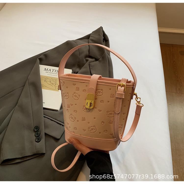 

Summer new small bag women 2025 fashion portable bucket bag versatile foreign texture commuter messenger bag розовый