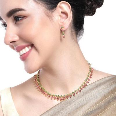Conjunto de collar de diseño con circonitas cúbicas bañadas en oro y hojas para mujer