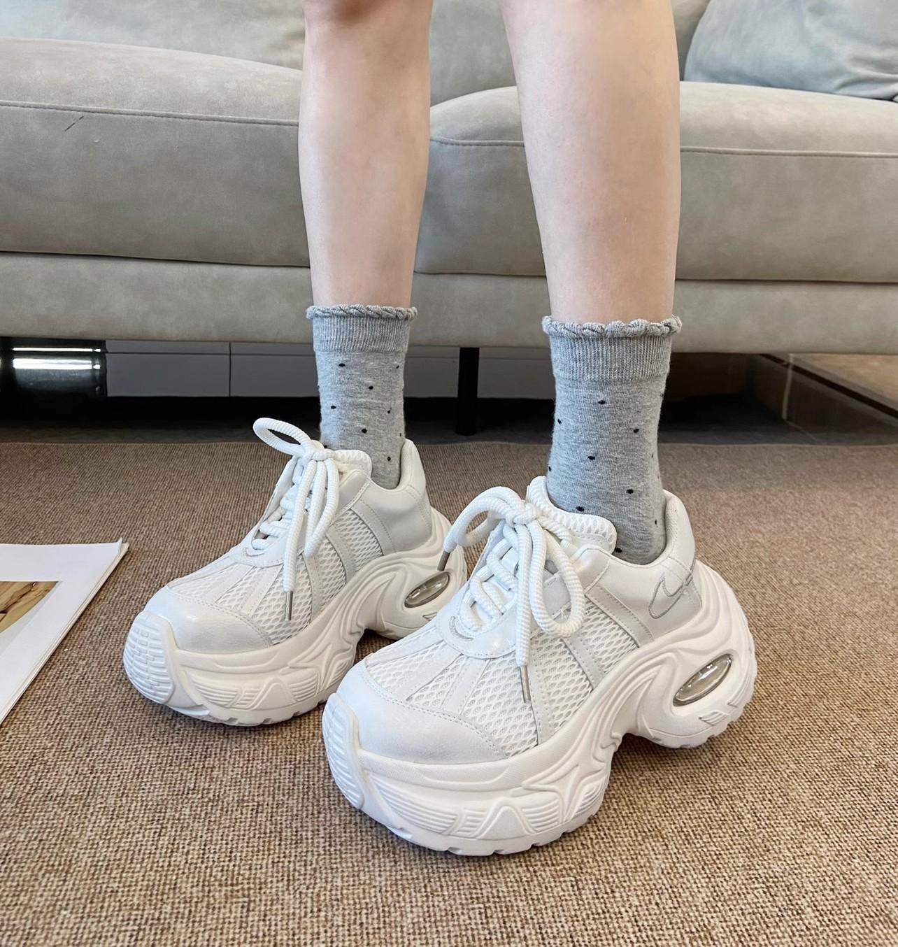 

Корейская версия женских кроссовок на толстой подошве с воздушной подушкой, весна-лето 2025, новая дышащая сетка, шнуровка, увеличивающие рост, спортивные и повседневные туфли 40