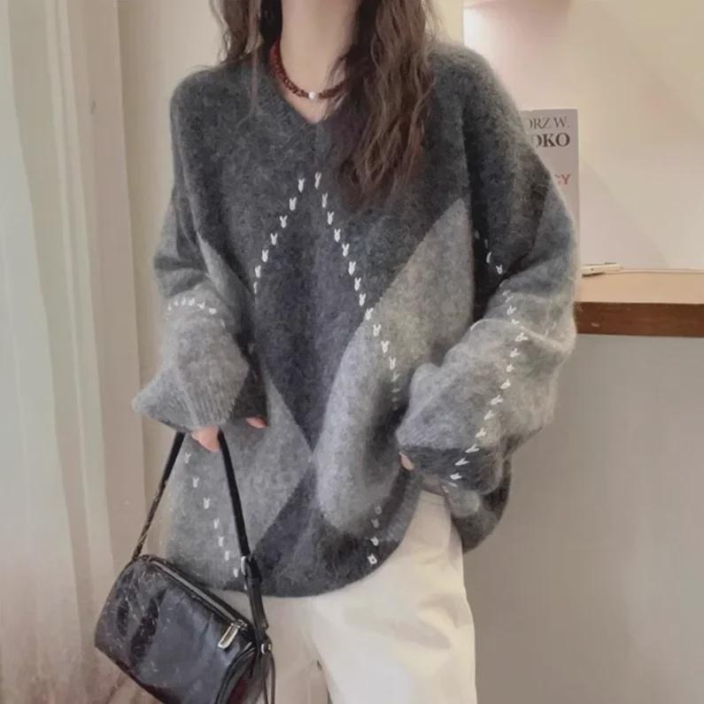 European Diamond Check Raccoon Fleece Sweater for Women - Autumn 2024 Collection, Loose Fit, Versatile and Trendy.