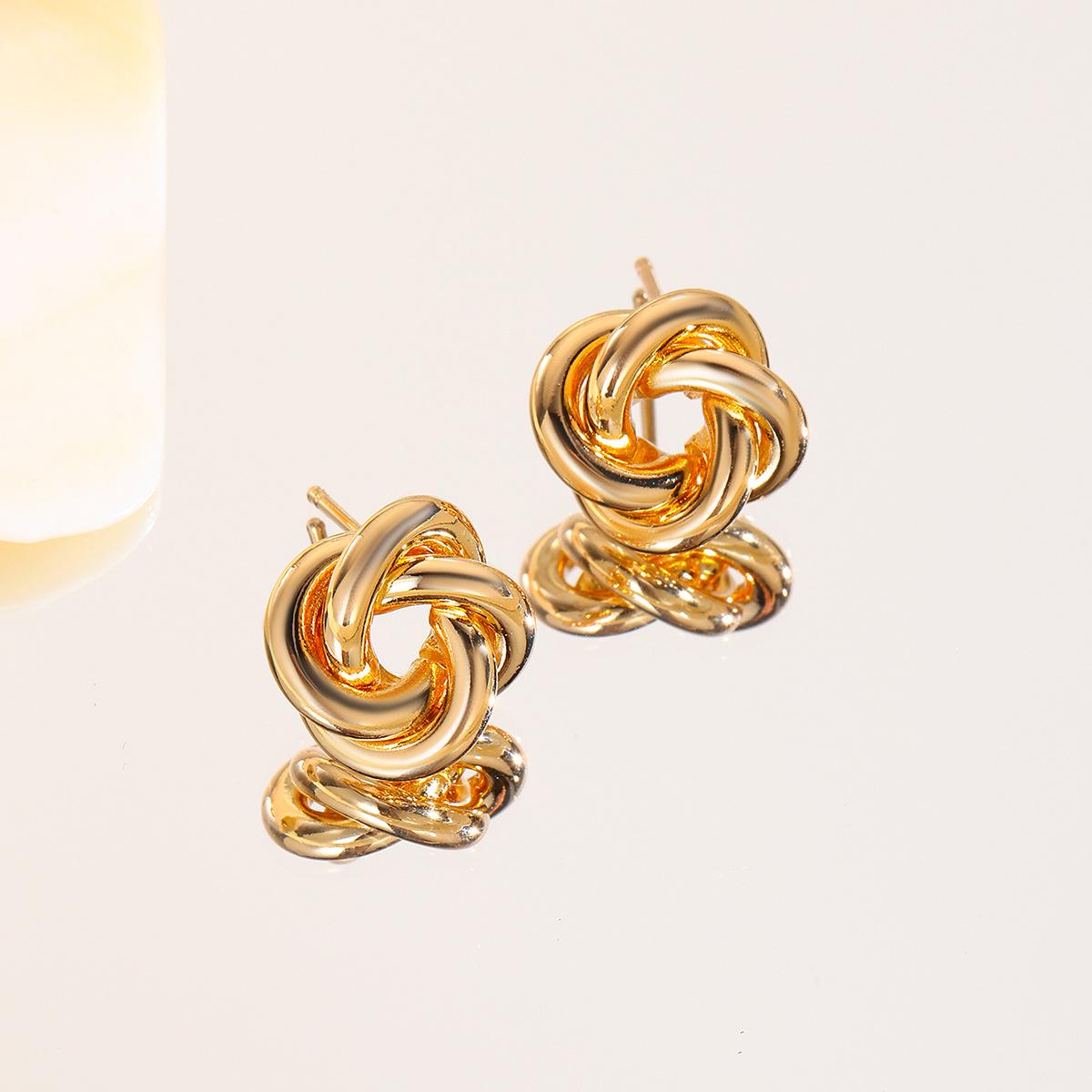 

Elegant Knot Design Gold Earrings - High-End, Simple, Versatile, and Lightweight Luxury