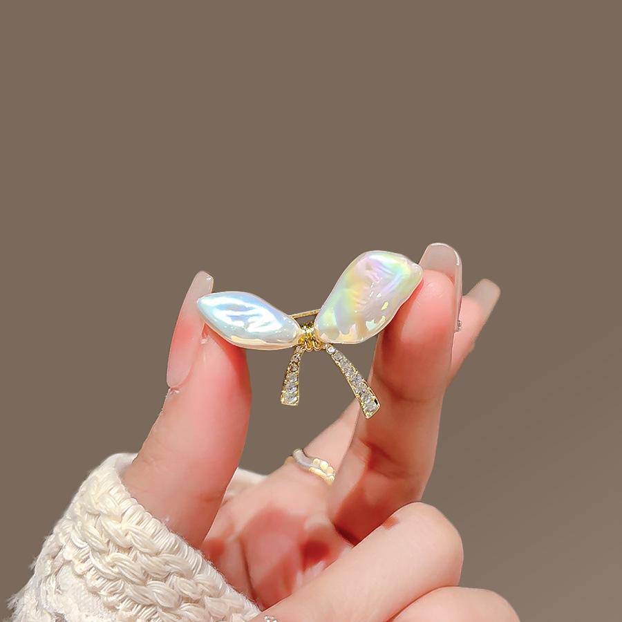 

Брошь-бантик в стиле барокко с жемчугом, изысканная женская брошь для корсажа, булавка для темперамента, пряжка, защищающая от света, аксессуары для одежды