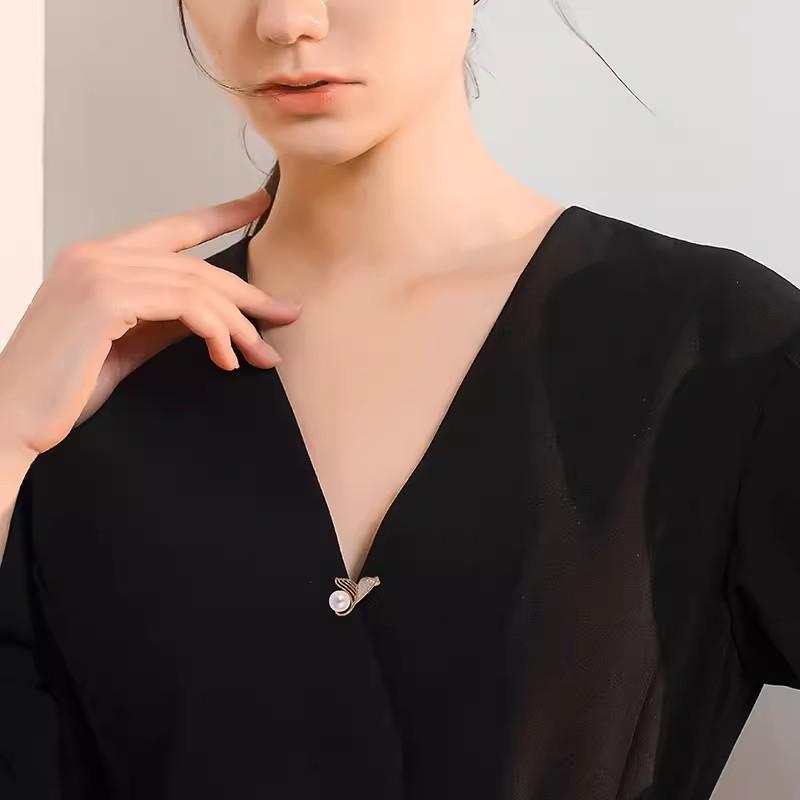 Pearl Fish Tail Brooch Summer Protection Concealed Button Pin Elegant Brooch Small-scale Exclusive Collar Pin