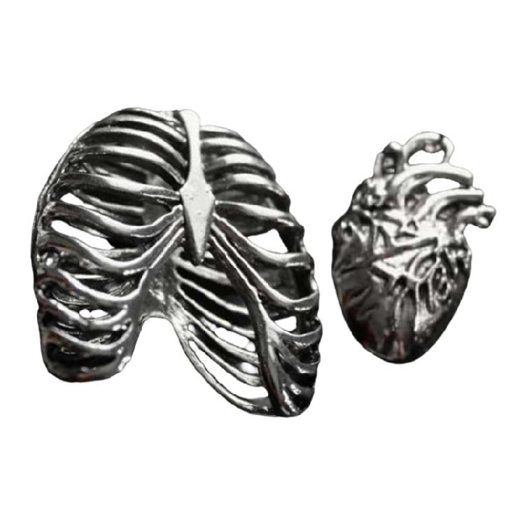 Detailed Metal Gothic Necklace With Heart Charm Perfect For Dark Aesthetic Wardrobe