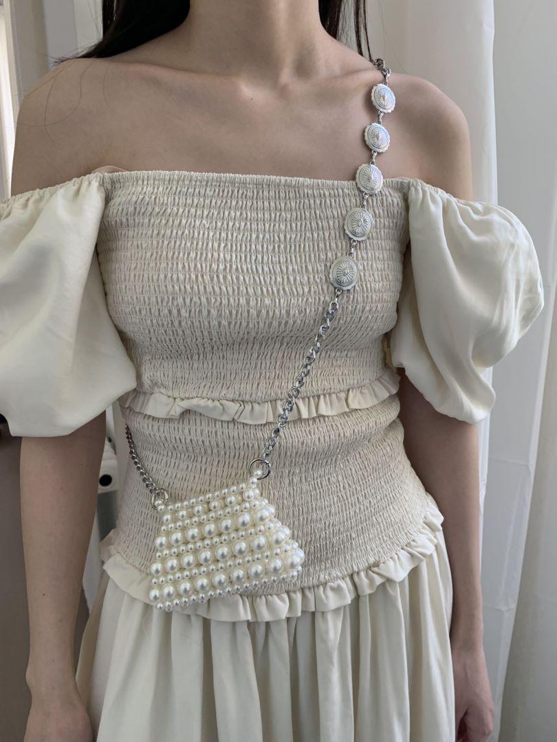 

2024 весна і літо плетена трикутна сумка з перлами жіноча косий металевий ланцюжок міні сумка ніша ретро ручної роботи слонова кістка