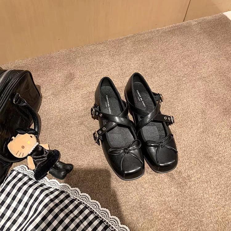 

Версия из овчины~ У Су Иинь такие же балетки Мэри Джейн с ремешком крест-накрест и бантом в виде свиного пятачка 40