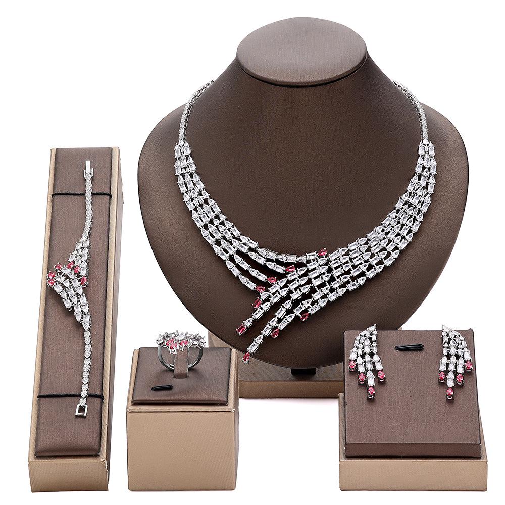 Luxus Rubinpendant-Ketten- und Ohrring-Set - 4-teiliges Hochzeits- und Abendaccessoire-Set
