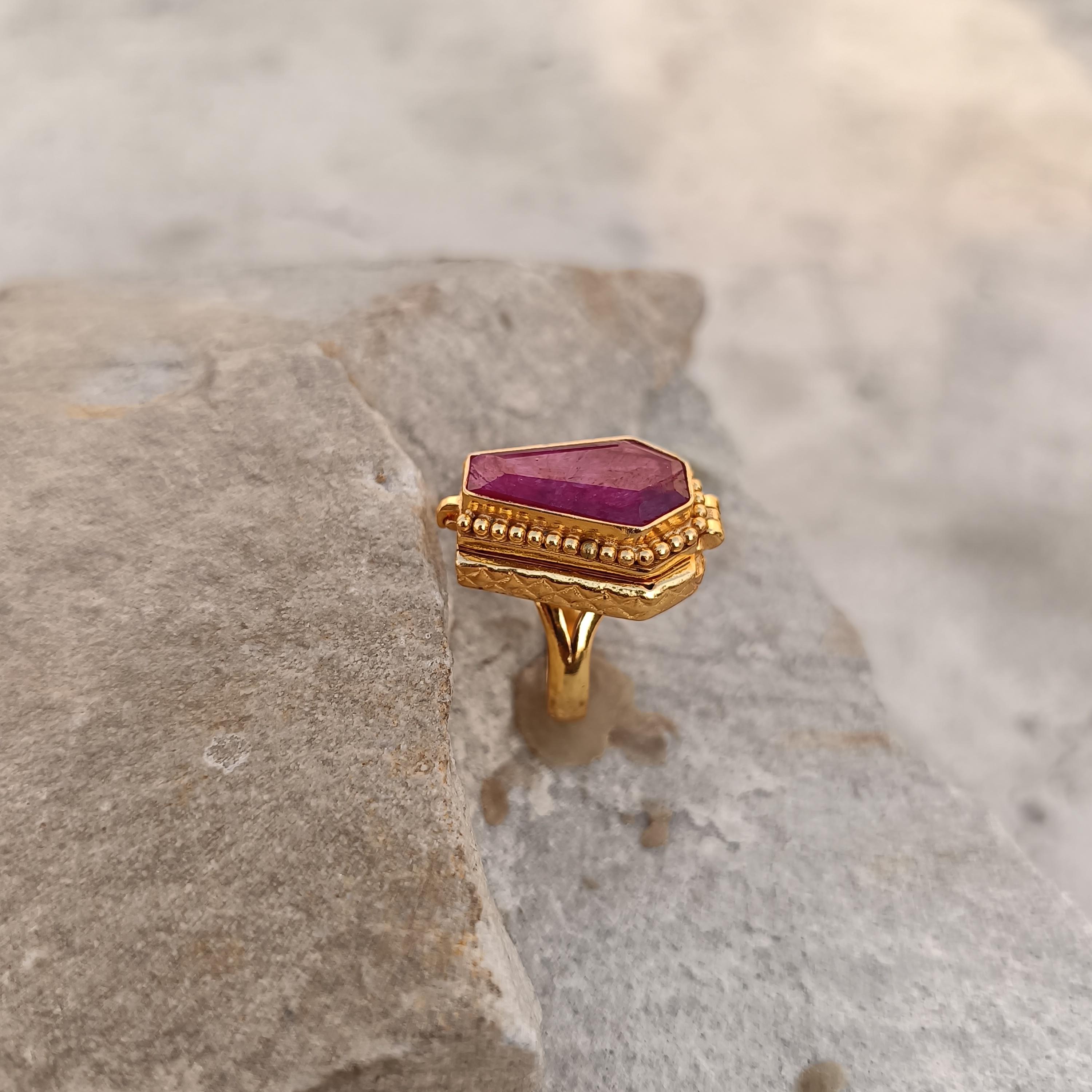 

Ruby Gemstone Poison Ring ,Secret Compartment Ring, Pill box Poison Ring ,Unique secret message Ring, jewelry Poison Ring, Mother Day Gift, 6 червоний