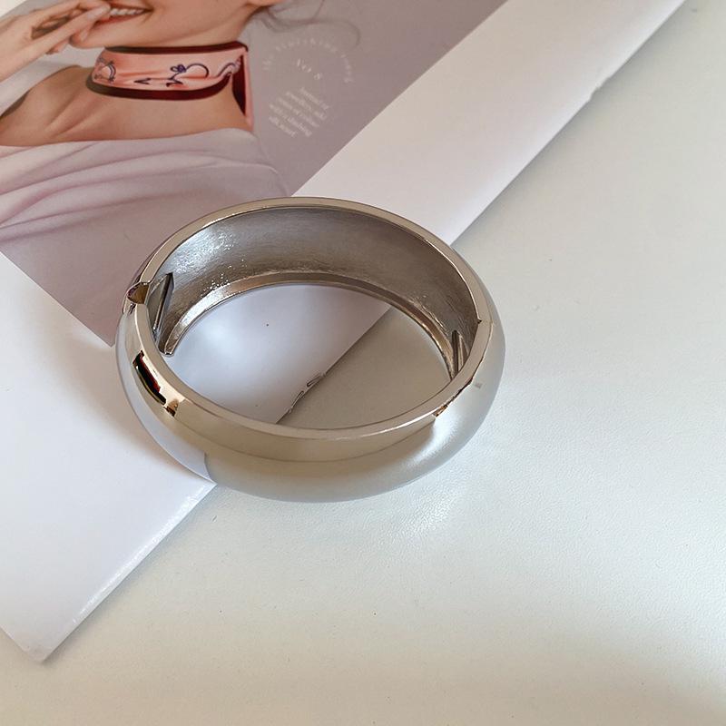 Schickes High-End-Metallarmband: Eleganter, Einzigartiger und Mutiger Damenschmuck