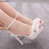 Sapatos de Noiva Brancos Femininos Peep Toe com Tiras no Tornozelo Decorações Florais Salto Alto para Senhoras Sandálias Elegantes da Moda Tamanho 34-42