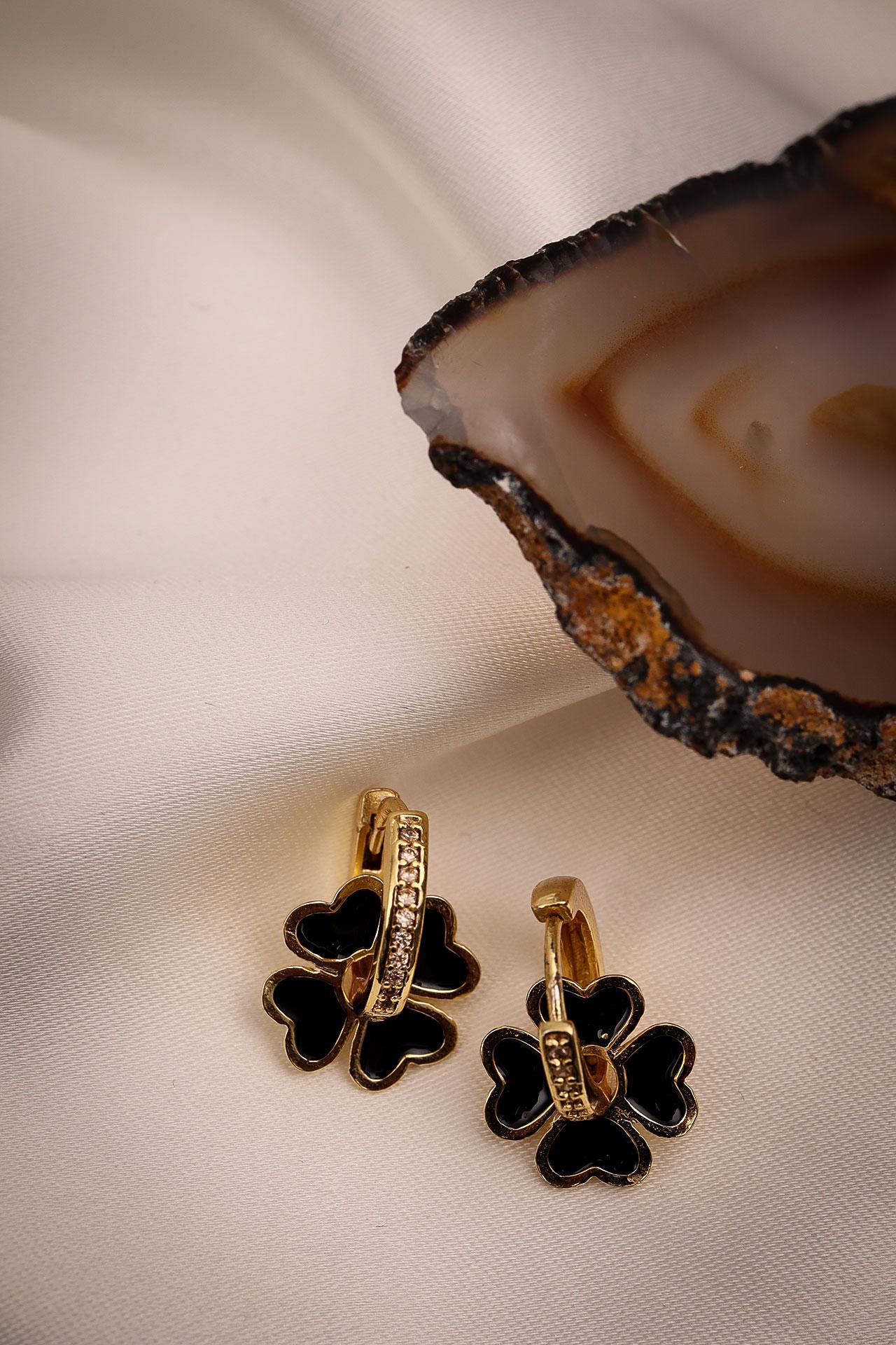 

Серьги-кольца золотого цвета с подвеской-цветком из черной эмали