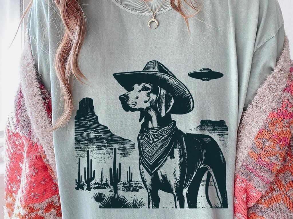 Cowboy American Foxhound UFO Shirt – Funny Desert Dog Tee, Vintage Western Graphic for Dog Lovers and Wild West Fans, Dad Foxhound Mom Tee
