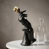 Hand die Rose hält Statue Getönte Blumenskulptur Mattes Finish Harz Schwarz